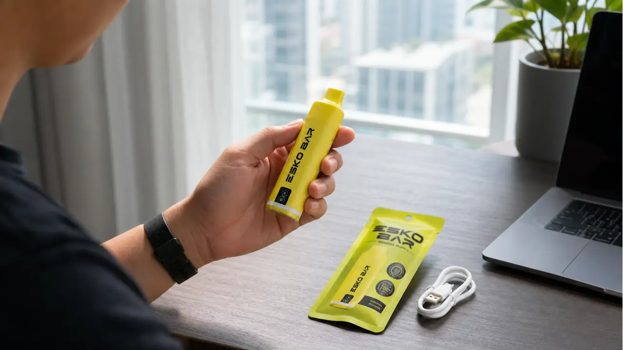 ผู้ใหญ่ชาวไทยตรวจหน้าจอ ESKO Bar 20000 Puffs ก่อนใช้งาน